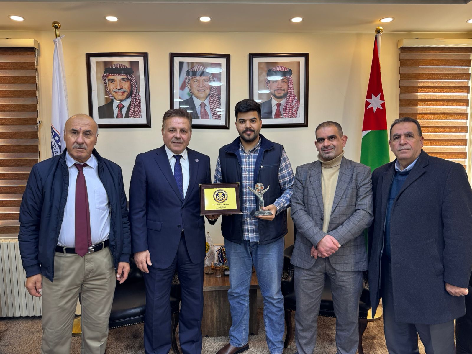 رئيس جامعة إربد الأهلية يُكرم الطالب عبد الرحمن العليمات لفوزه بالمركز الثاني في جائزة الحسين للعمل التطوعي