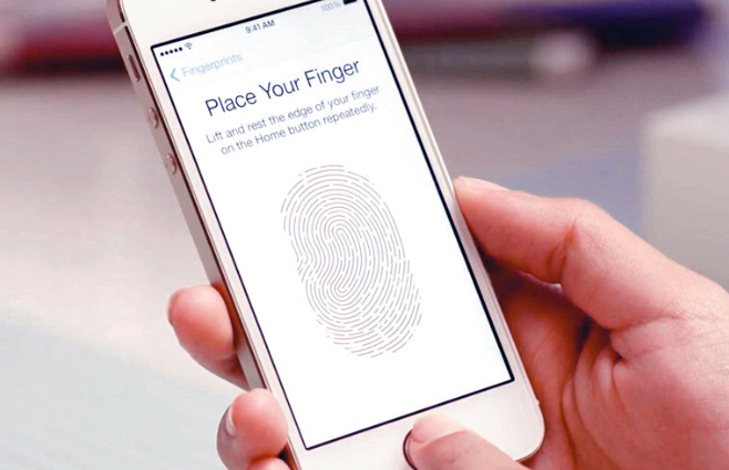 فتح الهاتف بالوجه أو البصمة… راحة أم مخاطرة؟