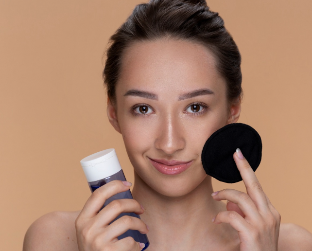 أفضل طرق تثبيت المكياج طوال اليوم رغم الرطوبة أو البرد لإطلالة تدوم حتى المساء 