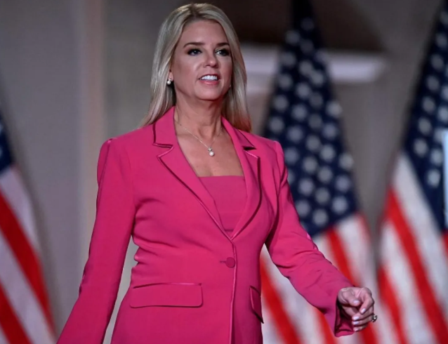 ترامب يقيل وزيرة العدل بام بوندي