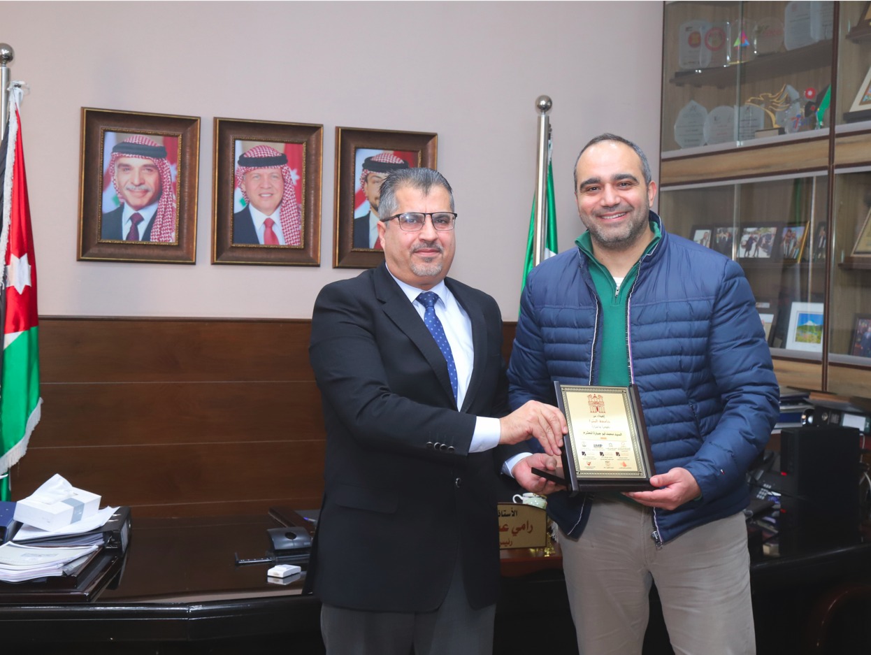 جامعة البترا تكرم خريجها محمد جبارة لتميزه في سوق العمل