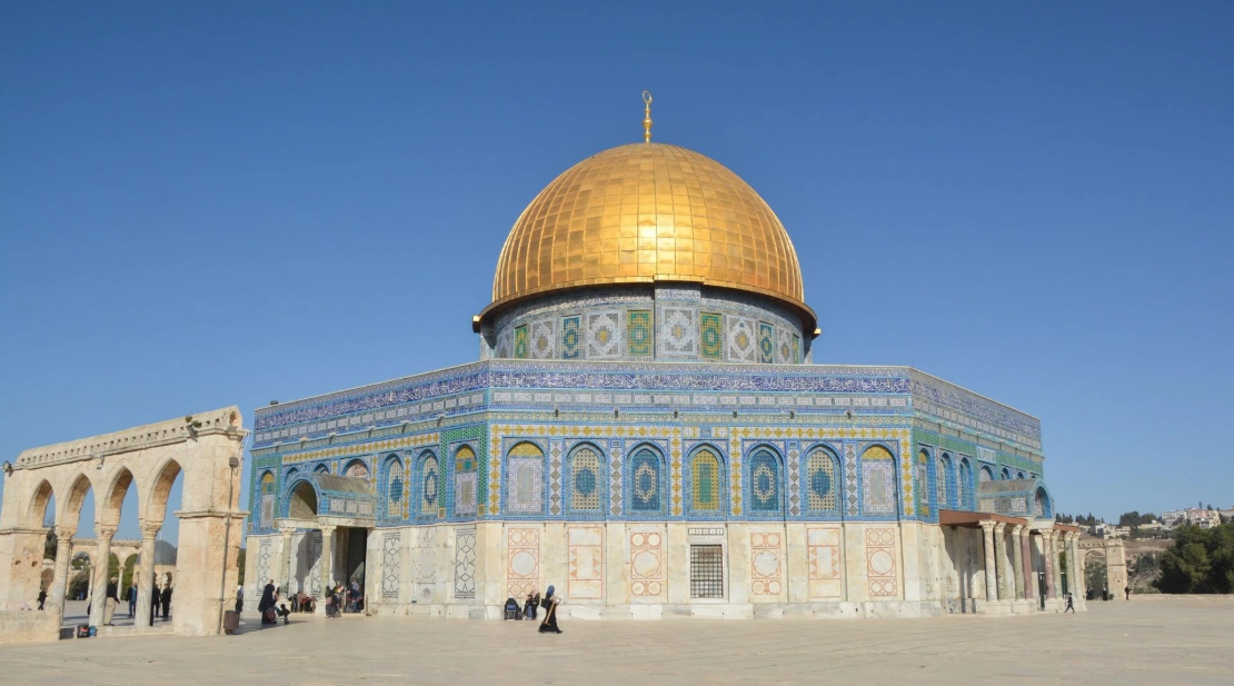 عين على القدس يناقش محاولات الاحتلال الاستيلاء على فندق الأقواس السبعة