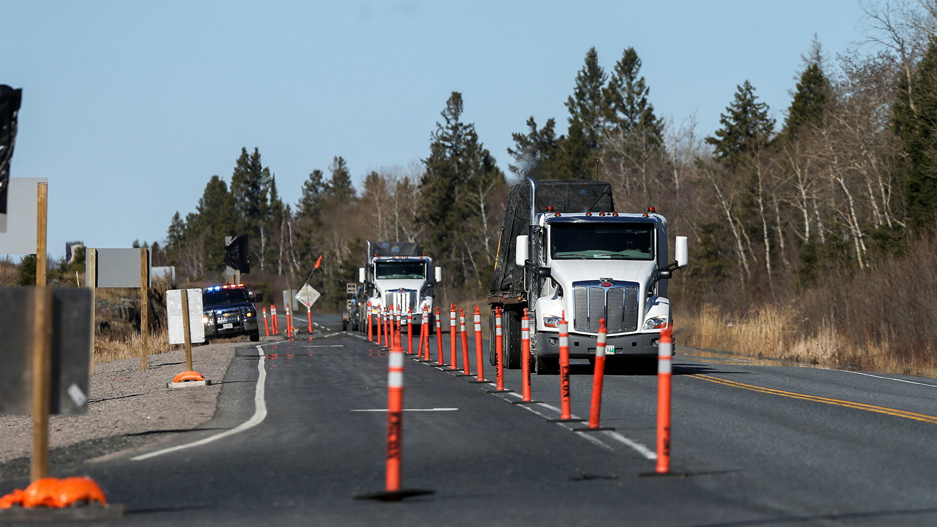 قطار سريع يقسم شاحنة ضخمة إلى نصفين (فيديو)