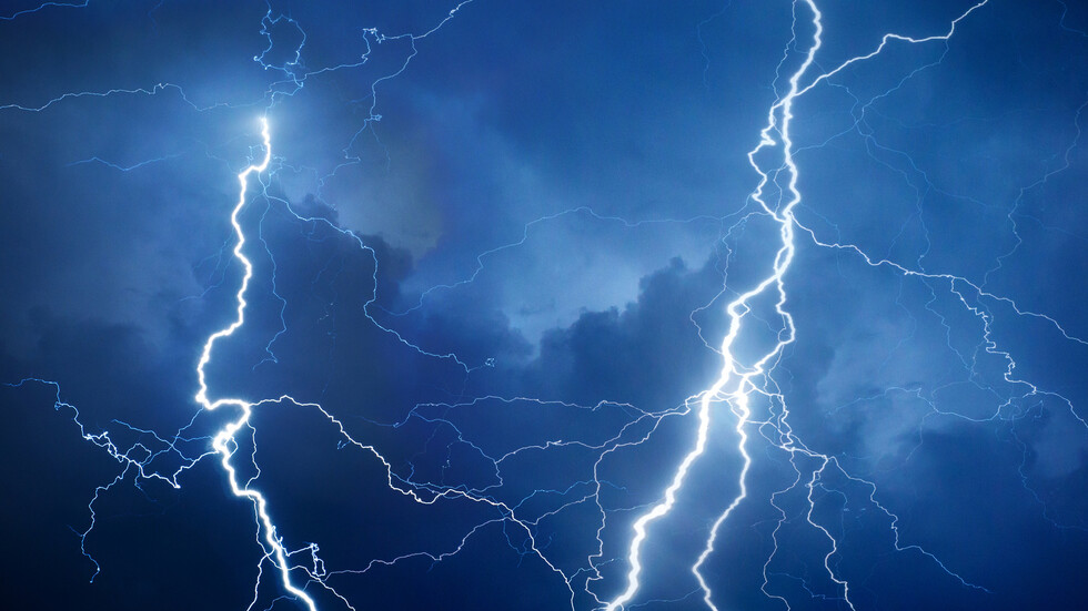 ماذا يحدث لجسمك عند تعرضك لصاعقة برق؟