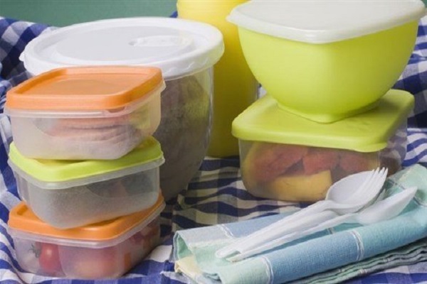 5 أطعمة تفسد سريعاً داخل العبوات البلاستيكية