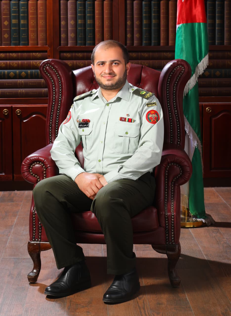 عوجان يهنئ الرائد خميس أبو الفيلات بمناسبة الترفيع 