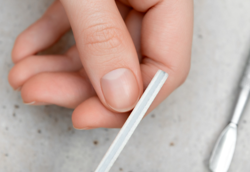 الفرق بين الأظافر الصحية والضعيفة ..  كيف تميزين بينهما شكلاً وملمساً؟