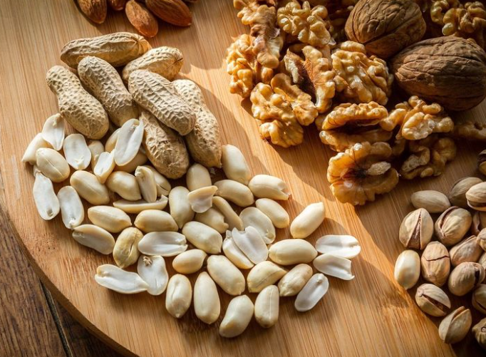 ما أفضل وقت لتناول المكسرات للطاقة وصحة القلب؟