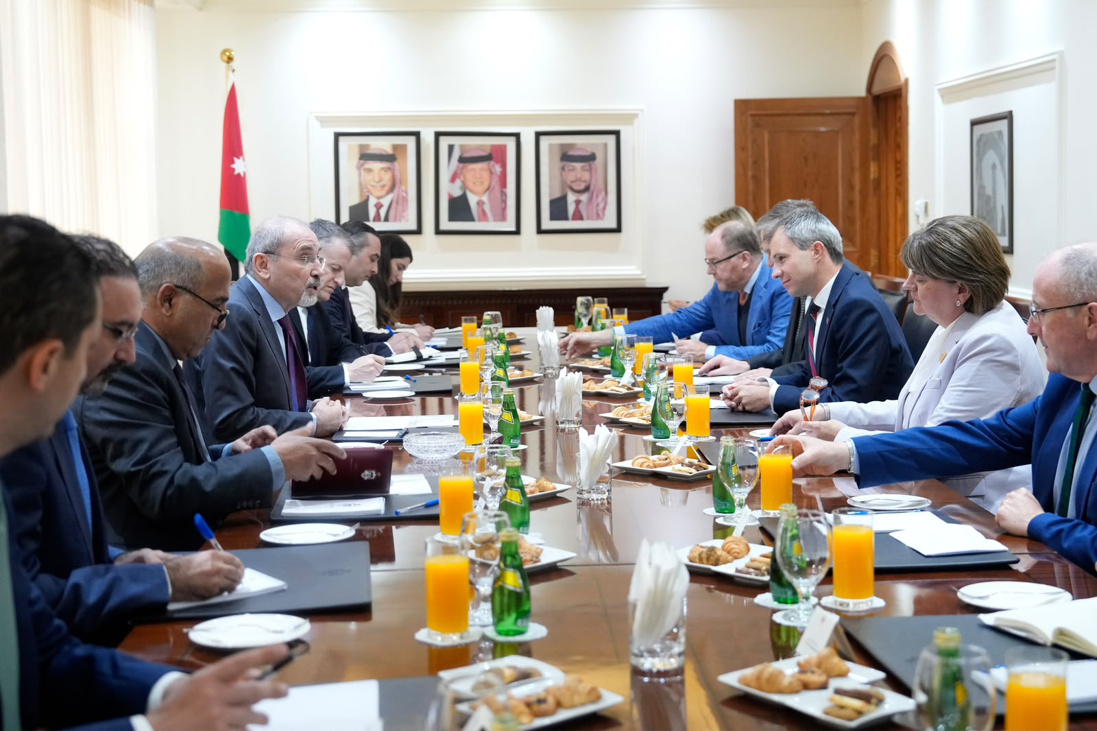 الصفدي يستقبل وفدًا من البرلمان البريطاني 