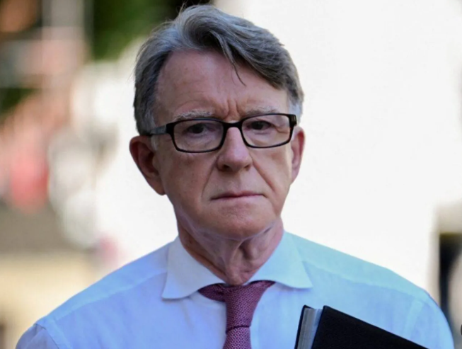 الشرطة البريطانية توقف وزيرًا وسفيرًا سابقًا على إثر تسريبات إبستين 