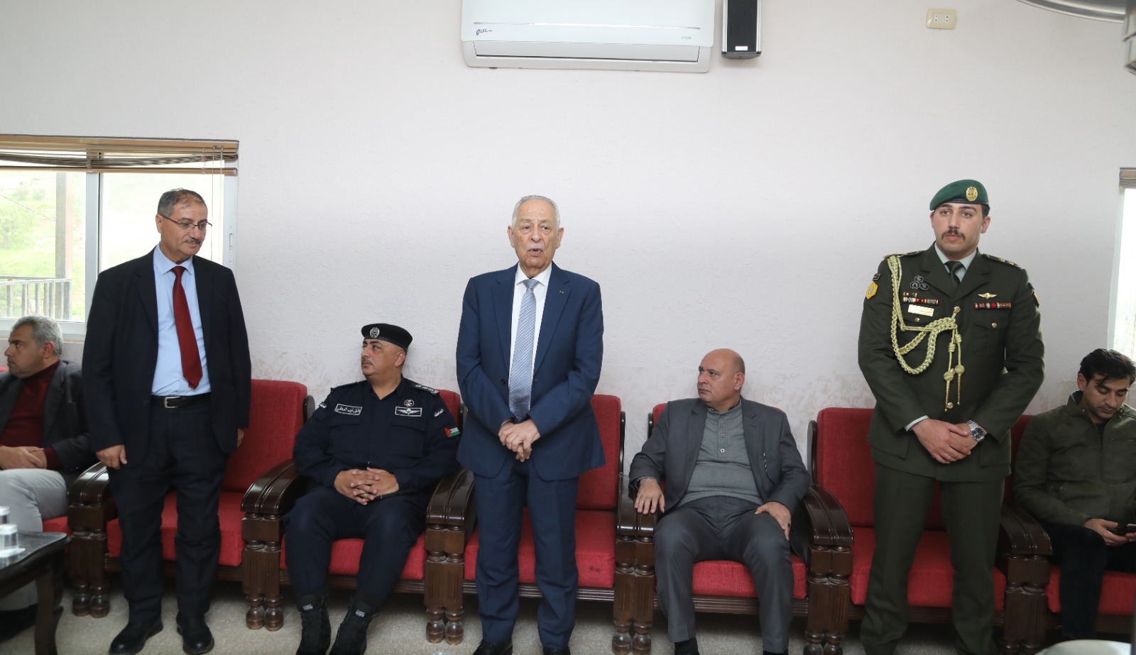 مندوبا عن الملك وولي العهد ..  العيسوي يعزي عشيرة الخوالدة