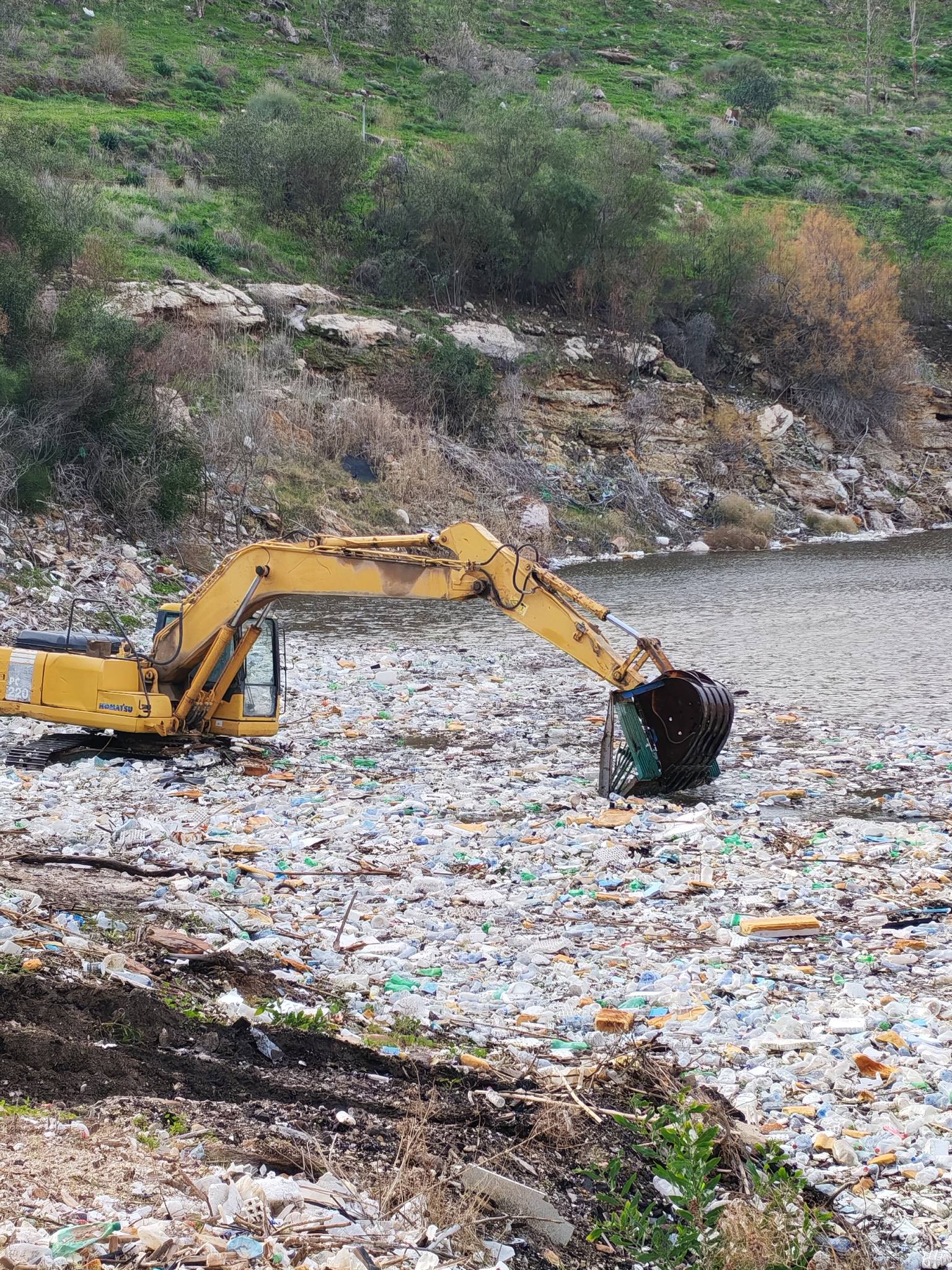إزالة نفايات متراكمة في محيط سد الملك طلال 