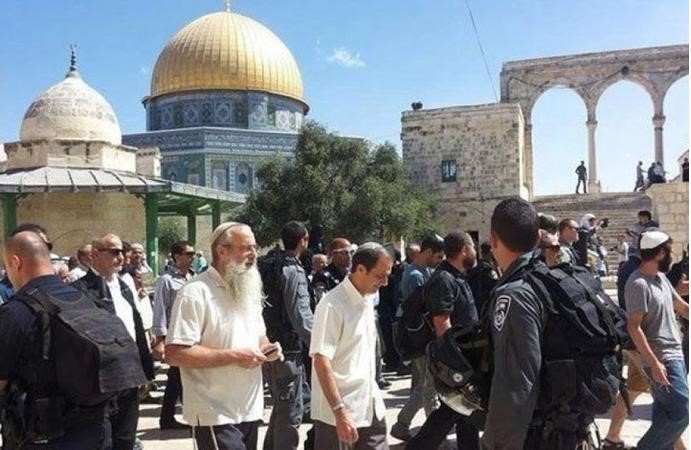 مستوطنون يقتحمون باحات الأقصى بحماية شرطة الاحتلال