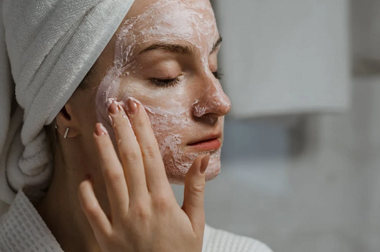 5 خطوات هتساعدك في الحصول على بشرة ناعمة وخالية من الحبوب