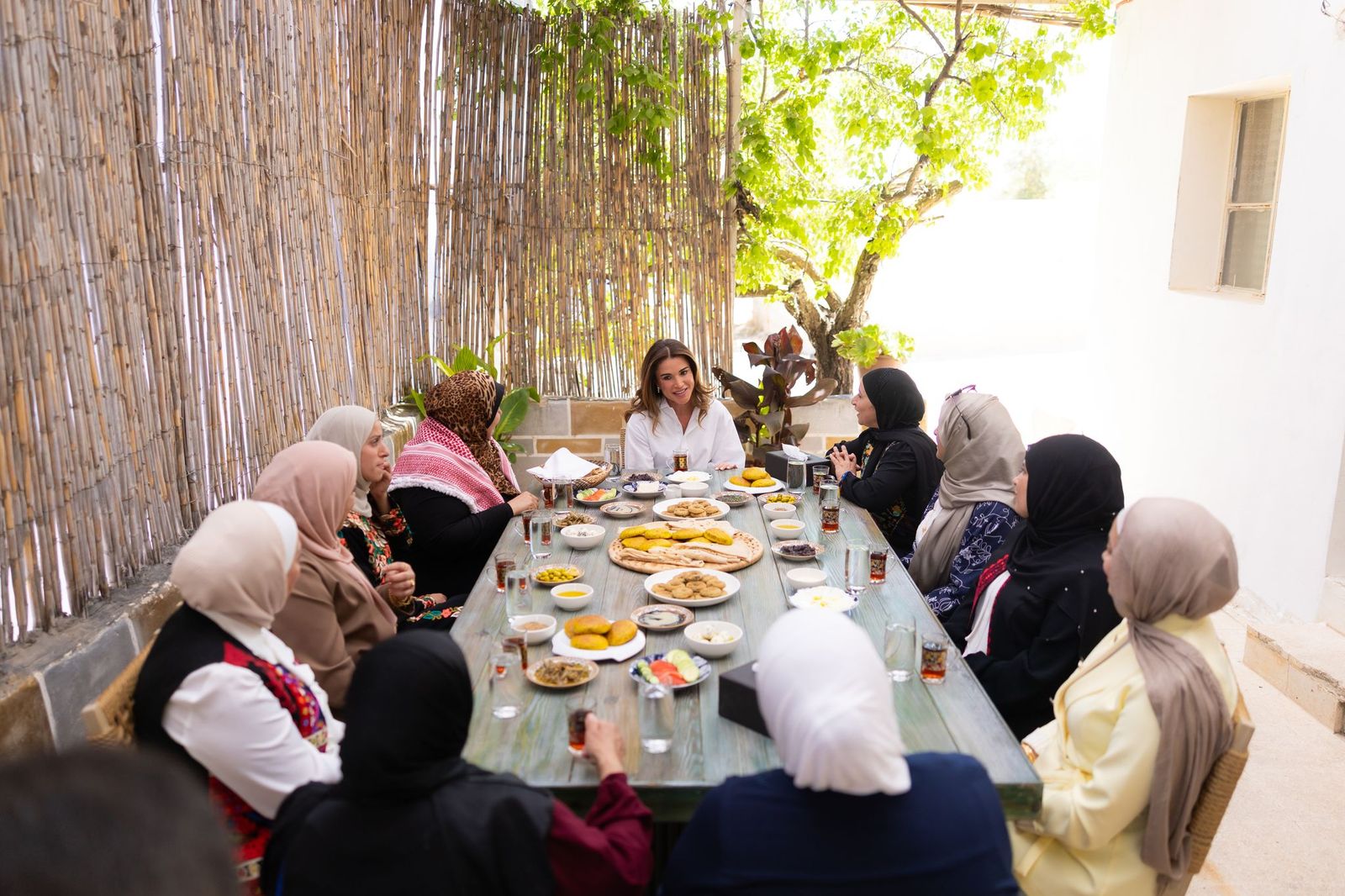 الملكة رانيا تزور جمعية أصايل بدر وتلتقي سيدات من المجتمع المحلي