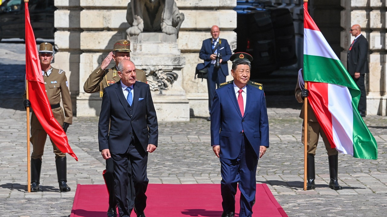 الرئيس الصيني يتذكر المجر باختراعها للقلم الجاف
