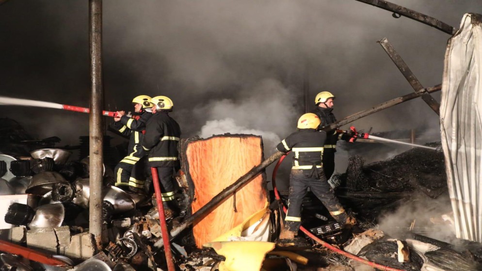 13 إصابة جراء حريق هنجر بهارات في إربد