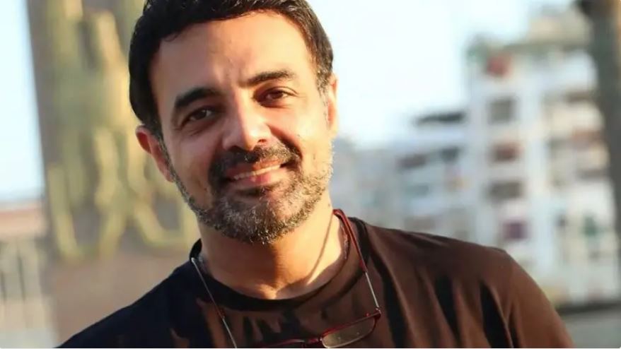 بعد شائعات ارتباطه بفنانة شهيرة ..  عمرو محمود ياسين:جريمة في حق أسرتي