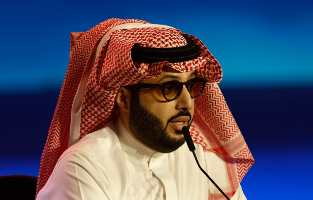 آل الشيخ يؤكد إقامة نزال ألفاريز على اللقب في الرياض رغم الهجمات