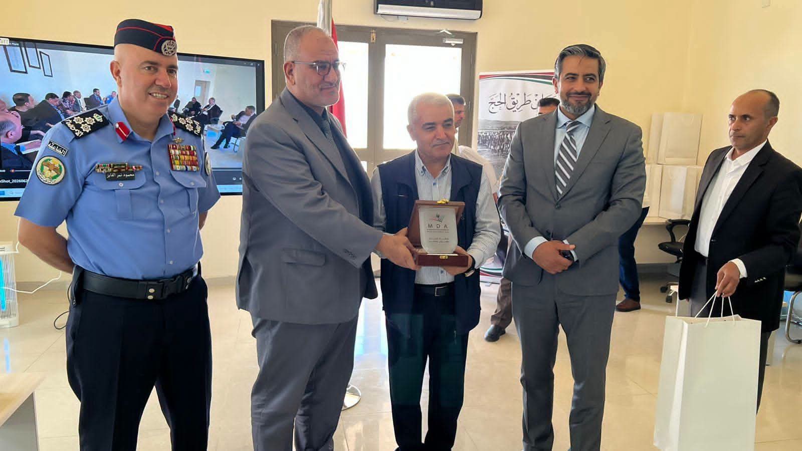 محافظ معان يكرم مدير الأوقاف تقديرًا لجهود تفويج الحجاج