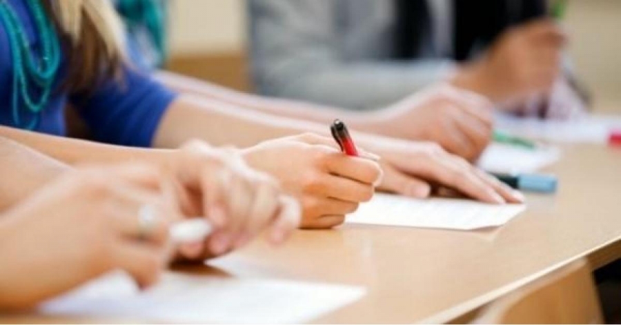 طلبة تكميلية التوجيهي يؤدون امتحان الرياضيات السبت