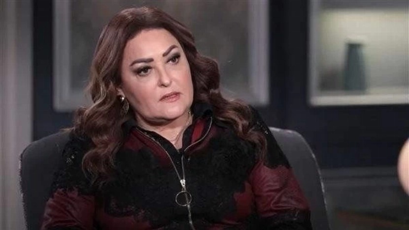 الفنانة نهال عنبر تنجو من اشتعال سيارتها على طريق الساحل