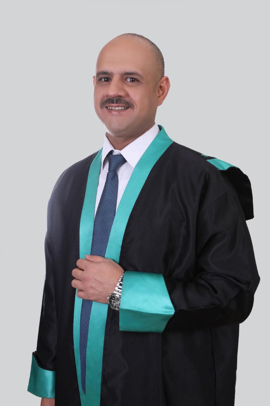 الحيصة يحصل على درجة البكالوريوس في إدارة الأعمال 