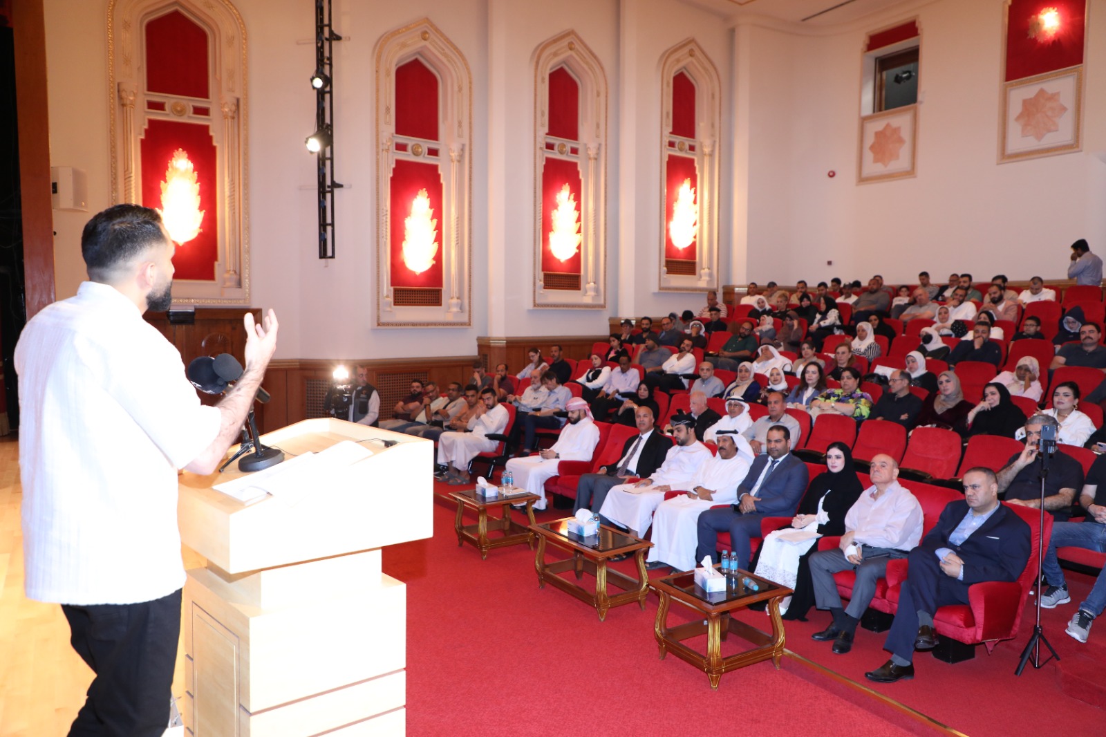 قصائد تتغنى بالإنسان والوطن والحب