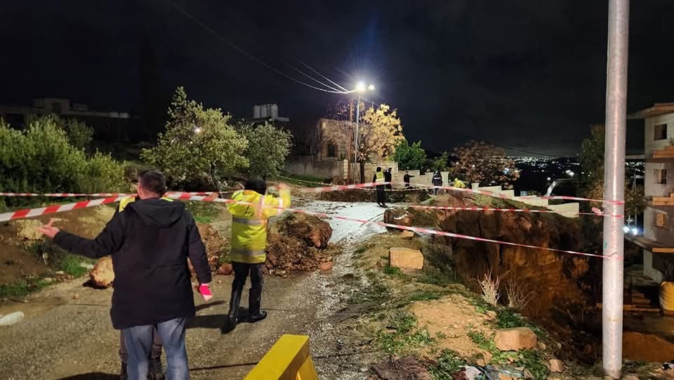 انهيار يؤدي لإغلاق الطريق بين النبي هود وجبل العتمات #عاجل 