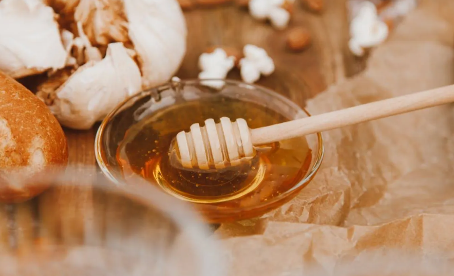 فوائد الثوم مع العسل ..  تعرف على سر طبيعي يستخدم منذ قرون