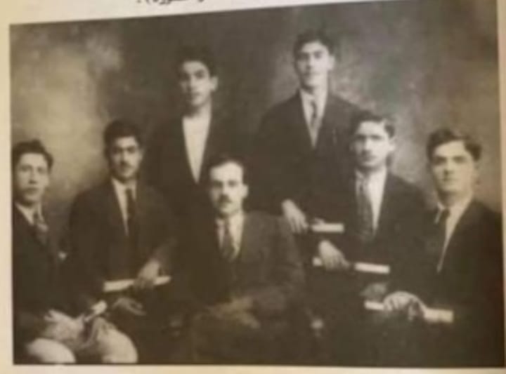 صورة نادرة تجمع رواد النهضة التعليمية والطبية من أبناء مادبا