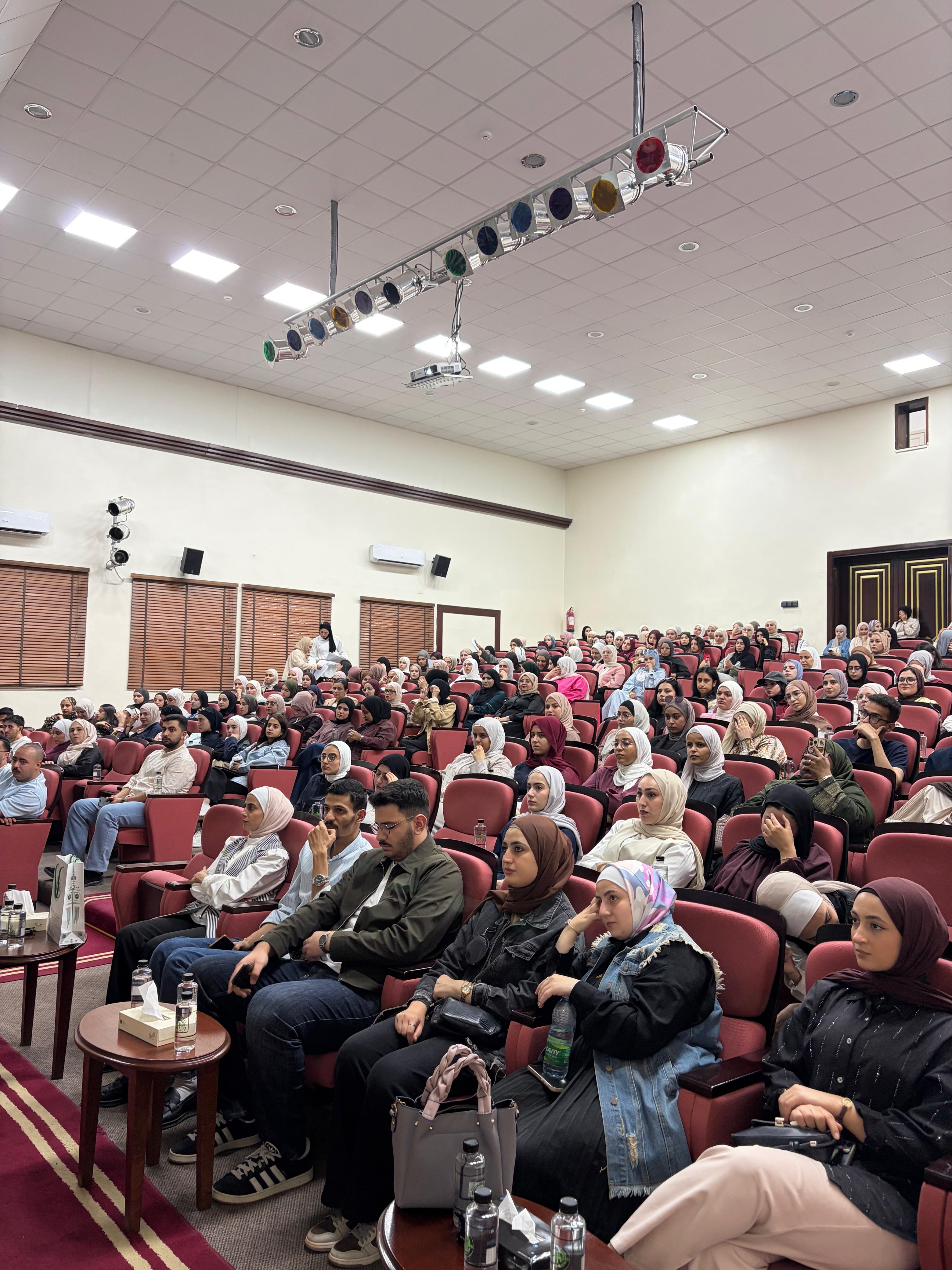 لجنة التدريب في كلية الصيدلة بجامعة الزيتونة الأردنية تنظّم لقاءً تعريفيًا لطلبة التدريب الصيدلاني (1)