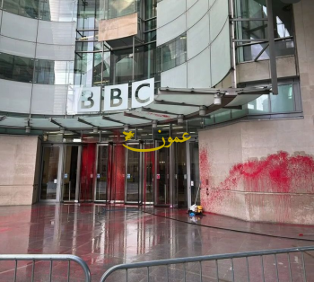 متظاهرون يرشقون بوابات BBC في لندن بالطلاء الأحمر (صور)