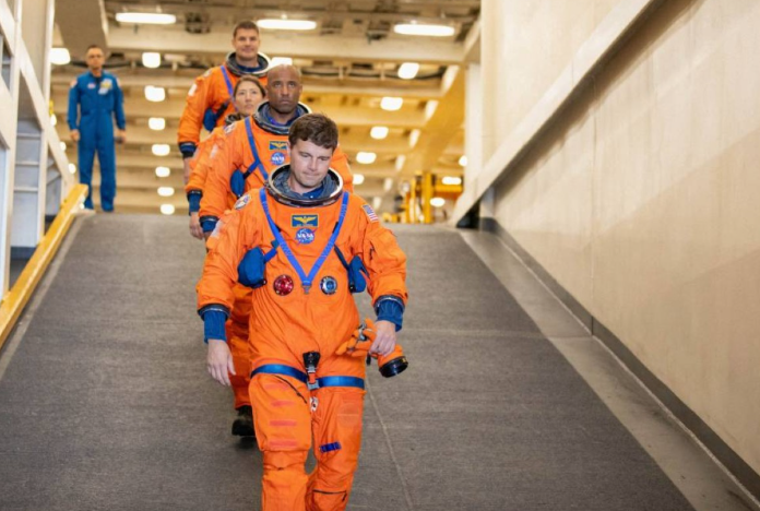 طاقم أرتيميس يبدأ الدخول في مرحلة الدوران حول القمر