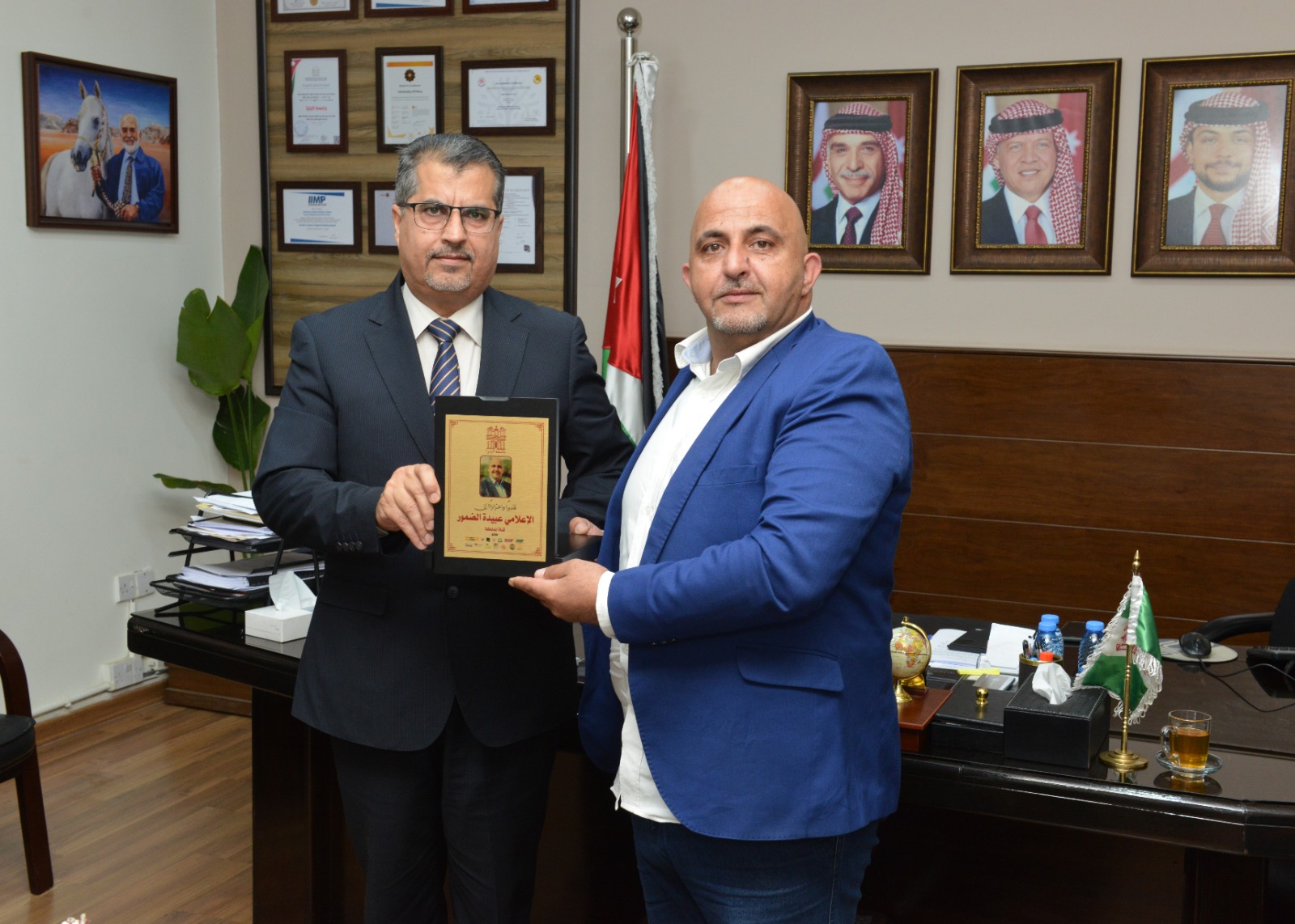 رئيس جامعة البترا يكرم الصحفي عبيدة الضمور 