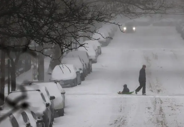 21 وفاة وانقطاع الكهرباء عن 800 ألف منزل في الولايات المتحدة 