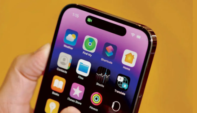 3 إعدادات في آيفون تستنزف بطاريتك سرًا ..  إليك الحل