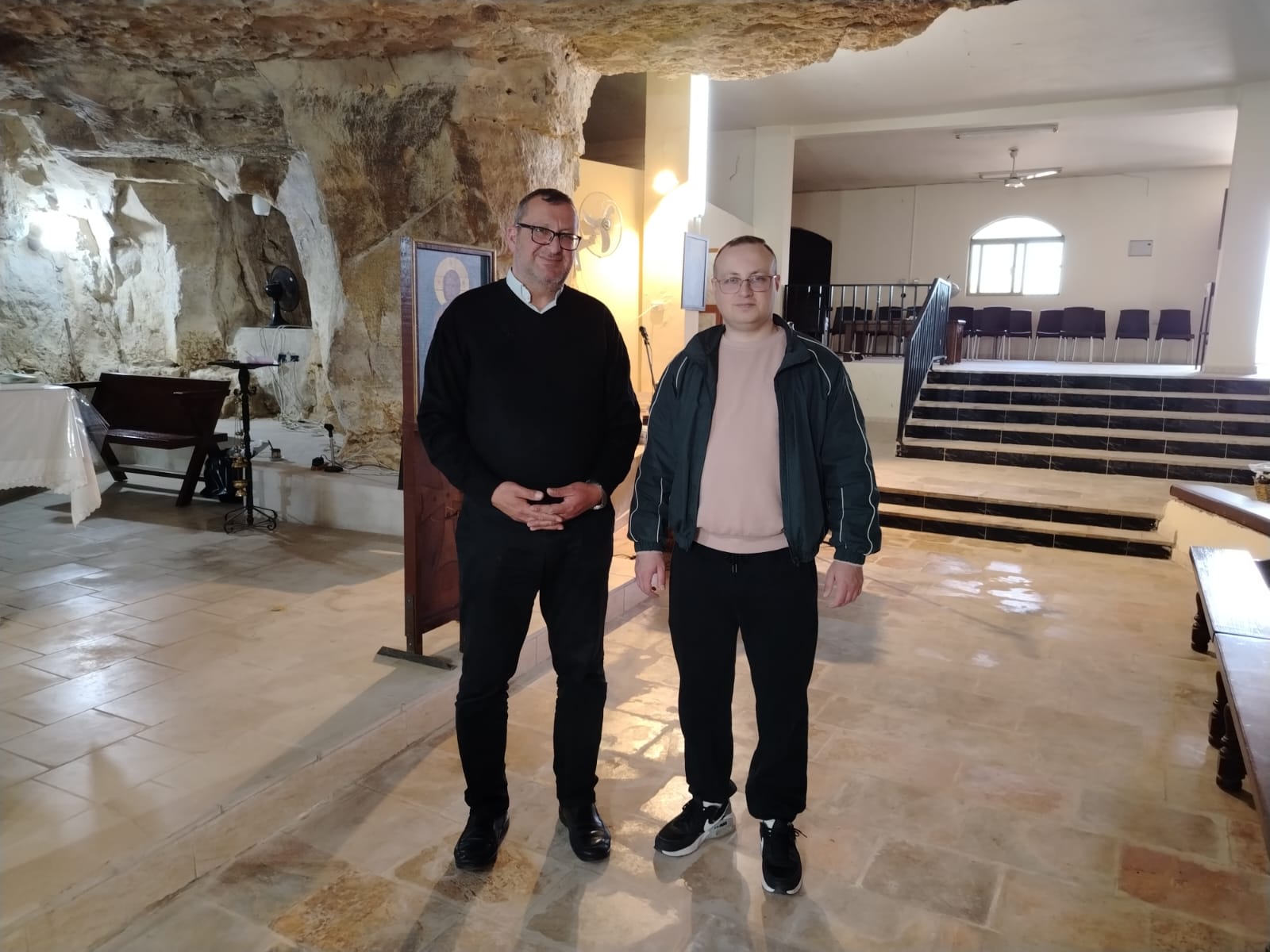 مدير المركز الثقافي الروسي يزور كنيسة حاملات الطيب الأثرية في السلط