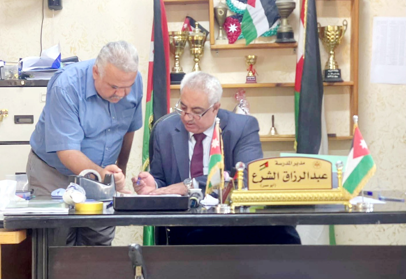 جويعد يتفقد سير العملية التعليمية في مدرسة صنعار 