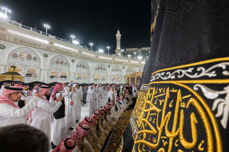 الكعبة تتزين بثوبها الجديد مع بداية العام الهجري 
