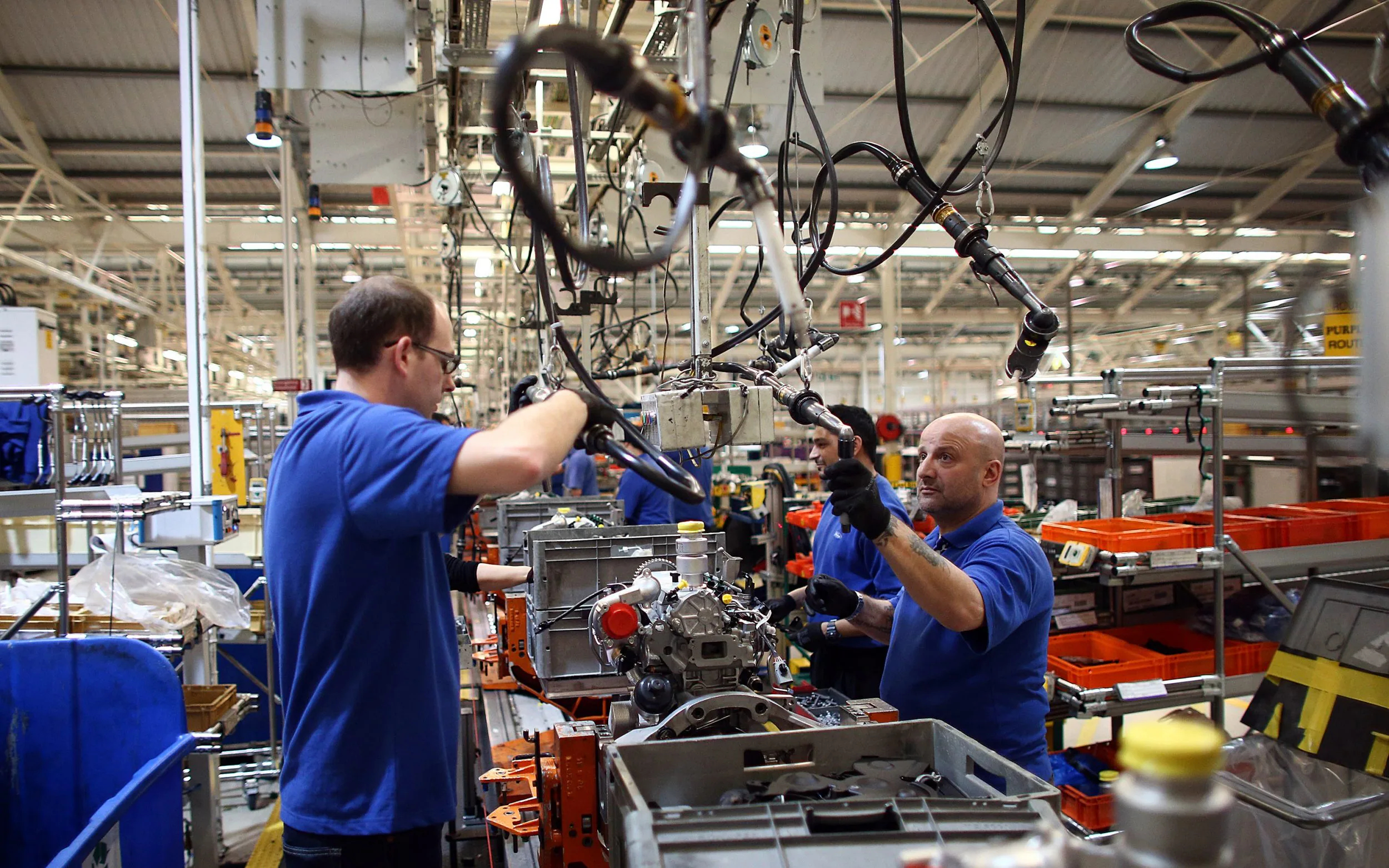 تقرير: عودة قطاع التصنيع في بريطانيا إلى النمو