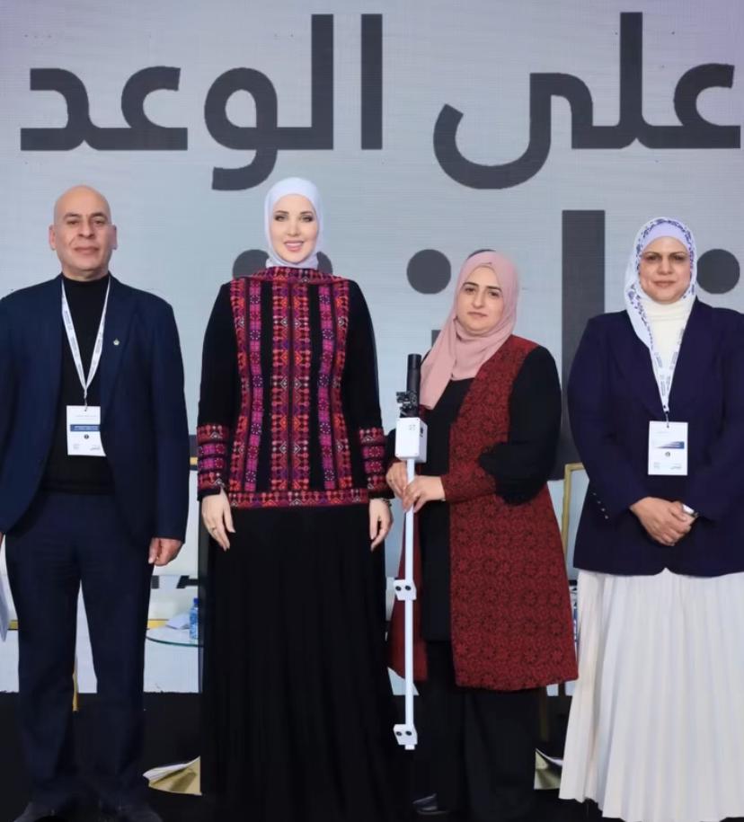 الطفيلة ..   معلمة تنجح في ابتكار عصا ذكية لذوي الإعاقة البصرية