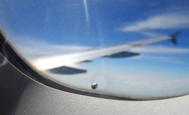 على ارتفاع 10 آلاف متر ..  فتحة صغيرة في نوافذ الطائرة تنقذ حياة الركاب! 