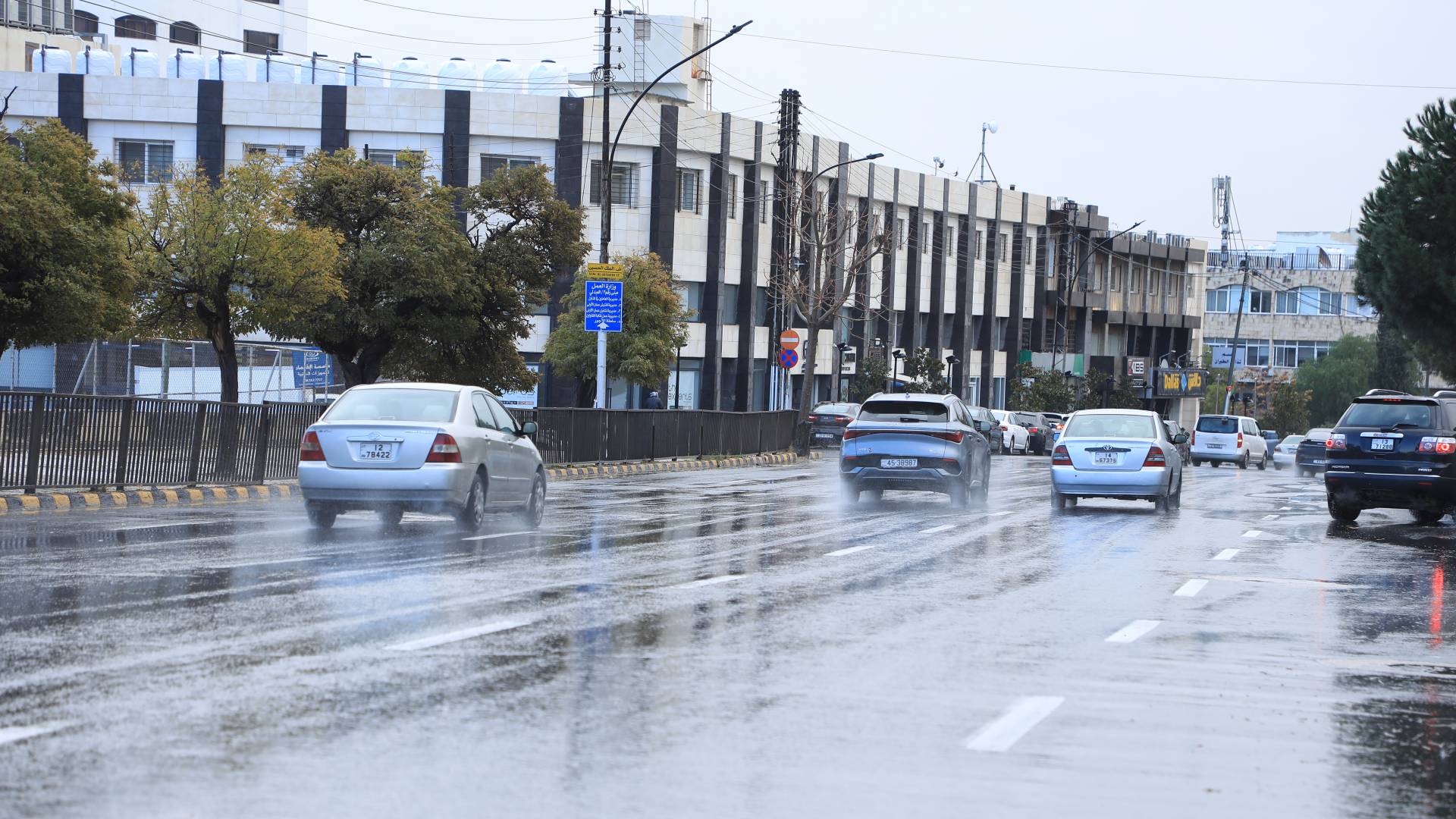 عمّان تشهد أمطاراً رعدية غزيرة مصحوبة بهبات هوائية