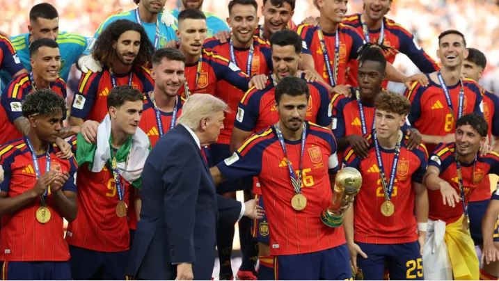 ترامب يثير الجدل ويصر على الوقوف بجانب أبطال كأس العالم