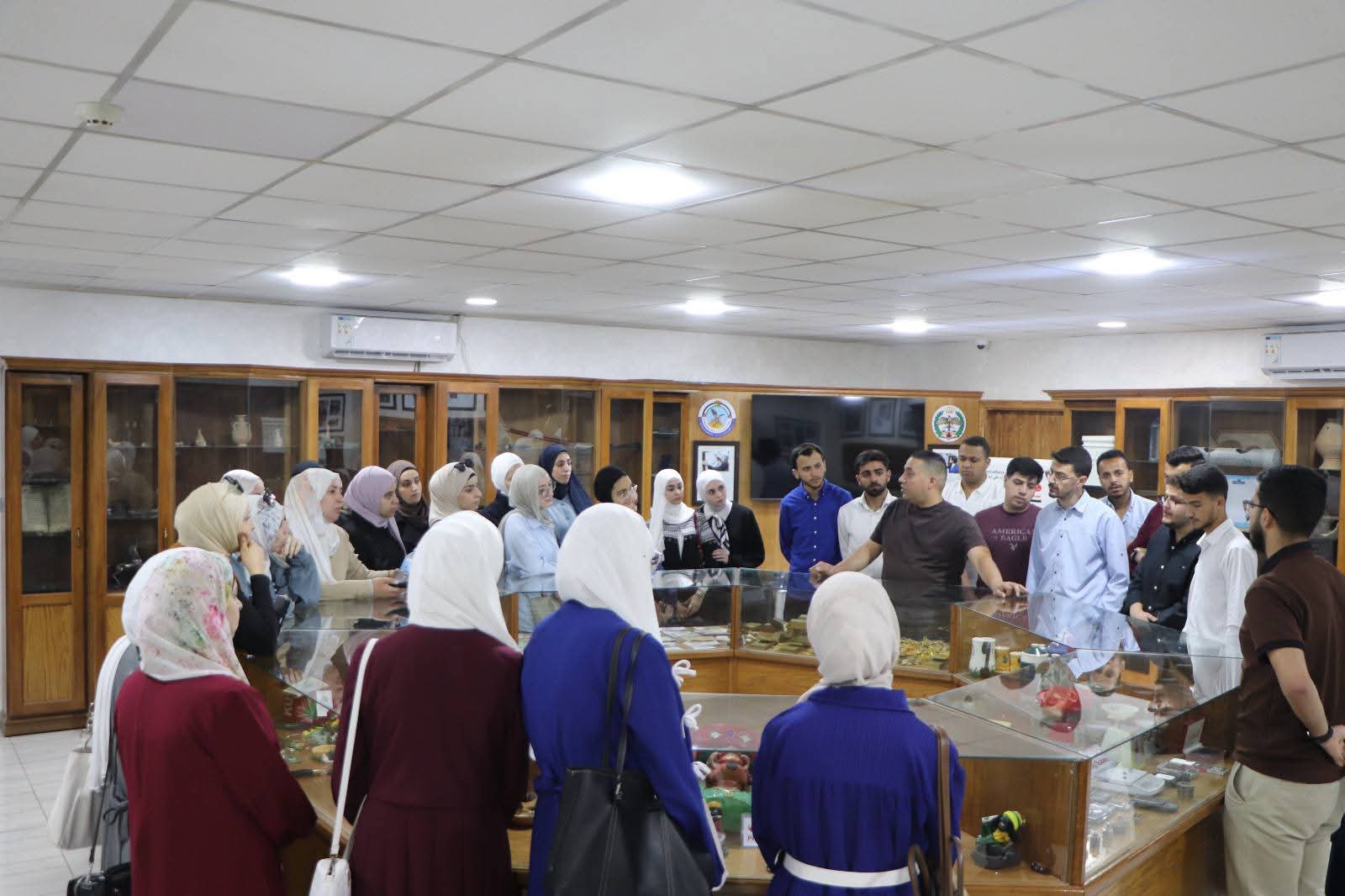 طلبة صيدلة الزيتونة يطلعون على جهود إدارة مكافحة المخدرات في التوعية والوقاية