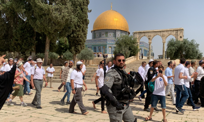 عشرات المستوطنين المتطرفين يقتحمون الأقصى واعتقال 26 فلسطينيا
