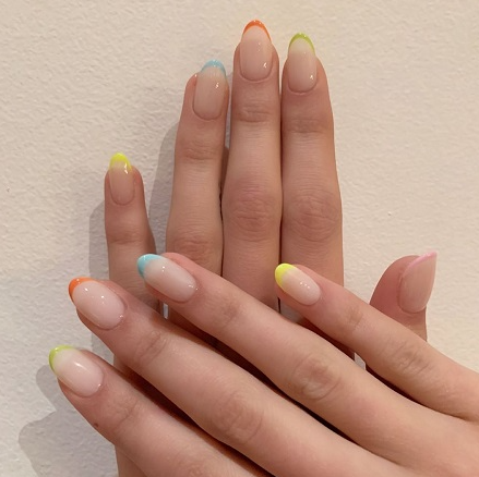 ألوان مناكير الربيع: درجات منعشة ولمسات فنية ناعمة تمنح أظافرك إشراقة مميزة