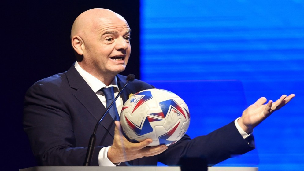 رئيس رابطة الدوري الإسباني يتهم فيفا بـتدمير صناعة كرة القدم