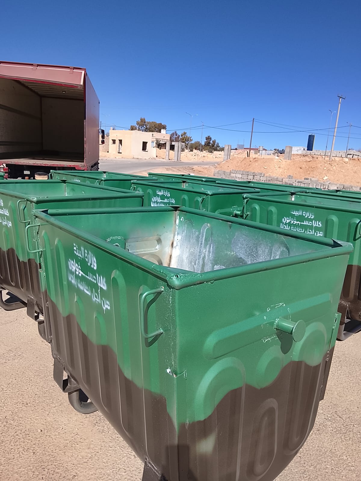 البيئة تواصل توزيع حاويات وسلال نفايات 